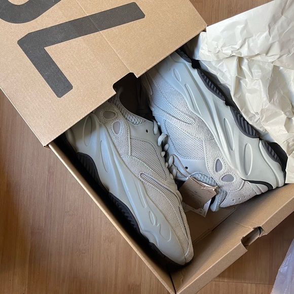 Yeezy Boost 700 “salt” NWT - Picture 2 of 15
